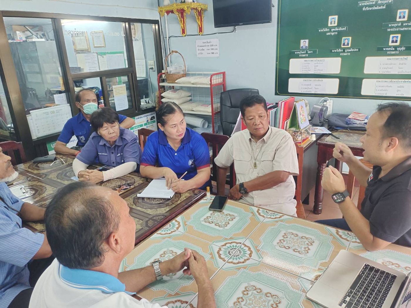 พูดคุยรายละเอียดกับคณะกรรมการสหกรณ์